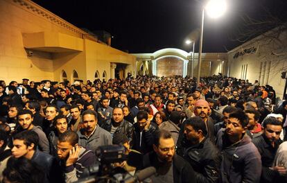 Miembros de la comunidad cristiana copta de Egipto, a las afueras de la Catedral Abassiya en El Cairo.