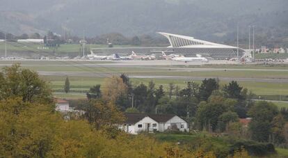 Vista del aeropuerto de Loiu.