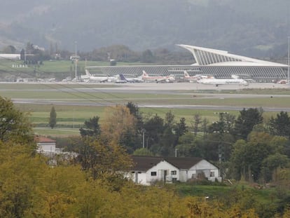 Vista del aeropuerto de Loiu.