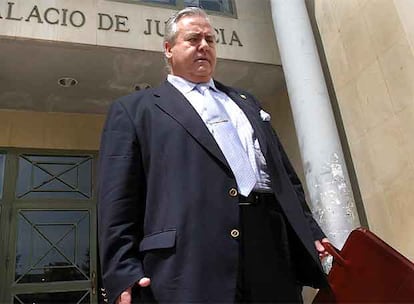 Luis Díaz Alperi, tras prestar declaración por el <b><i>caso Mercalicante</b></i>.