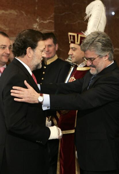 Manuel Marín (a la derecha) se interesa por Mariano Rajoy.