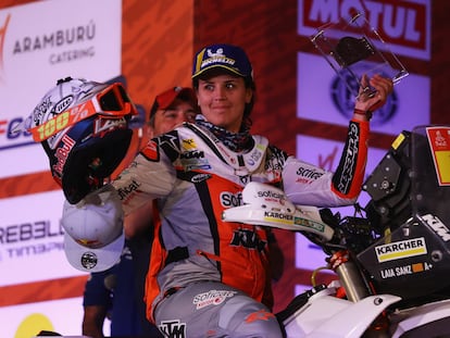 Laia Sanz, entonces piloto de KTM, en el podio de Lima (Perú) a la conclusión del rally Dakar 2019.