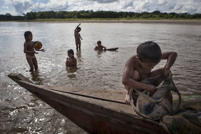 El río forma parte de la vida de la comunidad; en él, los indígenas se bañan, juegan, pescan, lavan la ropa... El Colorado es un inmenso caudal que une varias comunidades nativas, pues es la principal vía de comunicación entre ellas. En época de lluvias, se convierte en un inmenso ir y venir de troncos que lo hacen inaccesible y deja aisladas a las comunidades. El río da la vida a estas poblaciones; en sus orillas siempre vas a encontrarte gente. Debido a la entrada de la petrolera Hunt Oil, se teme que esta agua quede contaminada. A día de hoy, los más ambientalistas de la zona también denuncian que la actividad minera ha jugado un papel importante en su degradación. El agua no es potable y tiene que pasar por un proceso de cocción para que se pueda cocinar con ella.