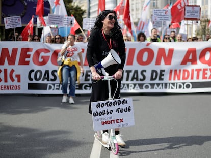 Una imitadora de Rosalía en patinete encabeza la manifestación de las dependientas de Inditex este domingo en A Coruña.