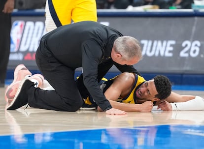 Tyrese Haliburton se lamenta en el suelo tras haberse roto el talón de aquiles.