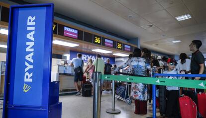 Pasajeros en los mostradores de Ryanair en el aeropuerto de Valencia.