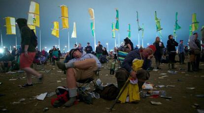 Dos personas duermen en el tercer día del Festival de Glastonbury, 28 de junio de 2013.