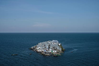 Vista aérea de la isla de Migingo, cubierta de chabolas de metal. 
