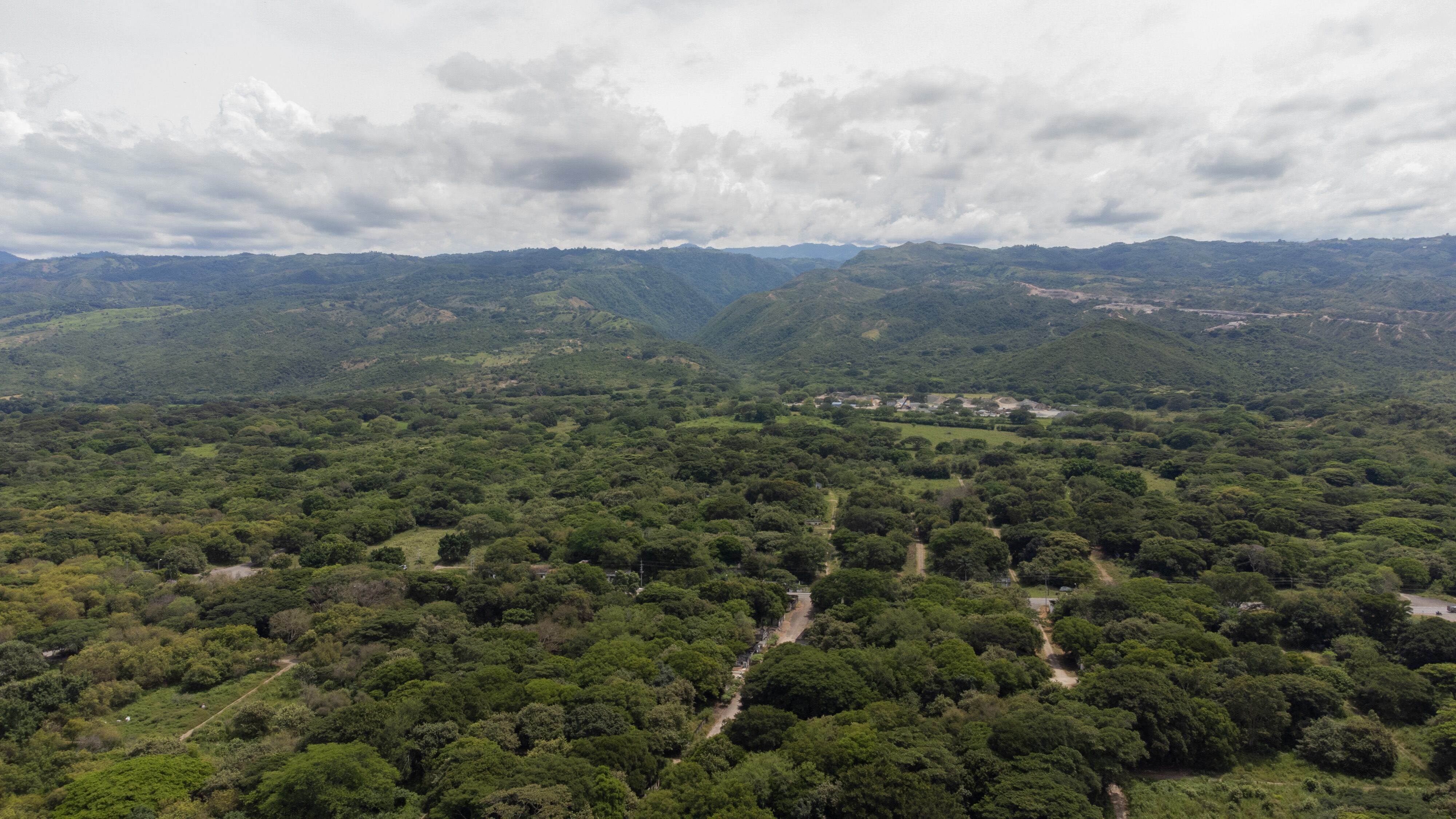 Planicie donde estaba el pueblo de Armero. Al fondo, el cañón por donde llegó la avalancha que ocasionó el desastre natural.