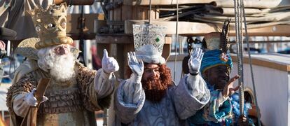 Los Reyes Magos llegan a Barcelona, donde participarán en la tradicional Cabalgata que recorrerá el centro de la Ciudad Condal.