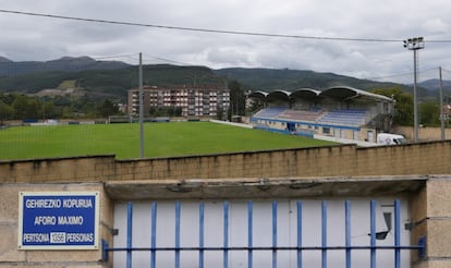 Arriba, vista del estadio de Urritxe, en Amorebita. En la parte inferior, detalle de la entrada del campo con el aforo máximo.