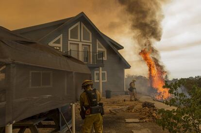 Dos bomberos trabajan en San Andreas (California).