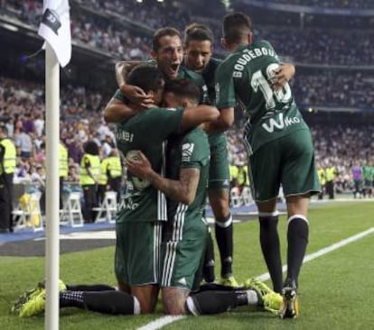 Celebración del gol que dio la victoria al Betis en el Bernabéu.