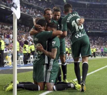 Celebración del gol que dio la victoria al Betis en el Bernabéu.