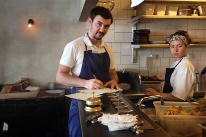 Bertrand Gr&eacute;baut en su cocina