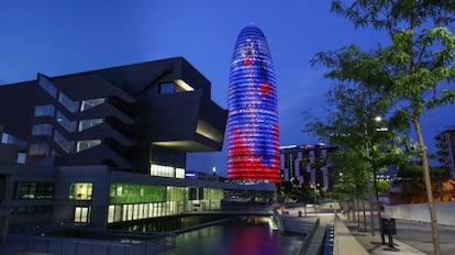 La Torre Agbar es un icono de Barcelona. Inaugurada por el rey Juan Carlos I en 2005, fue un encargo de Aguas de Barcelona (Agbar) al arquitecto estrella francés Jean Nouvel, que trabajó con el despacho B720, de Fermín Vázquez, como socio. Costó 130 millones. Cilíndrico, el edificio tiene 34 plantas en 145 metros que lo sitúan como el tercero más alto de la ciudad. Su doble piel lo aísla del frío y el calor y se ilumina cada noche.