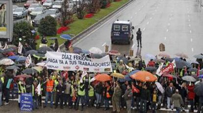 Trabajadores de Air Comet cortan el tráfico ayer en el paseo de la Castellana en Madrid.