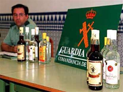 Un lote de las botellas intervenidas por la Guardia Civil en Murcia y Sevilla.