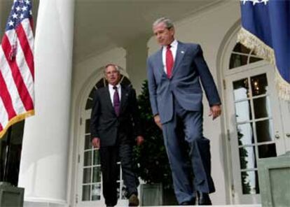 El presidente George W. Bush sale del Despacho Oval seguido de Porter Goss, el nuevo director de la CIA.