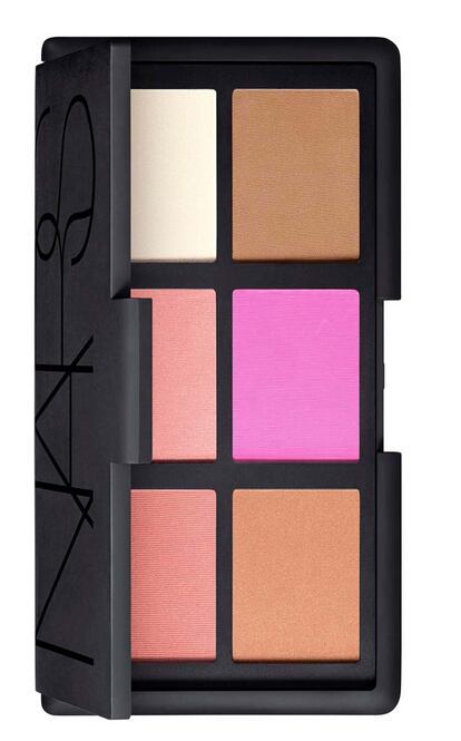 Esta paleta de básicos de Nars es una combinación imprescindible de cuatro coloretes, bronceador y colorete iluminador. Cuesta 55 euros, pero en su web tienen la oferta de un 20% de descuento y queda por 44 euros.