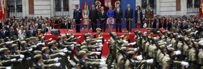 Desfile militar a su paso ante las autoridades en la sede del Gobierno regional.