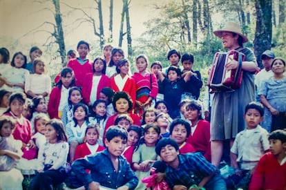 Martha Isabel Ruiz Corzo toca el acordeón para un grupo de niños en la Sierra Gorda de Querétaro