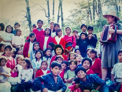 Martha Isabel Ruiz Corzo toca el acordeón para un grupo de niños en la Sierra Gorda de Querétaro, en una imagen de archivo.