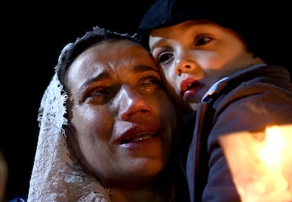 La peregrinación internacional al Santuario de Fátima arranca de forma oficial y ya son miles las personas que se desplazaron hasta el municipio portugués para celebrar el 97 aniversario de la aparición de la Virgen, según la religión católica. En la imagen, una mujer llora emocionada al paso de la procesión de la Virgen de Fátima.