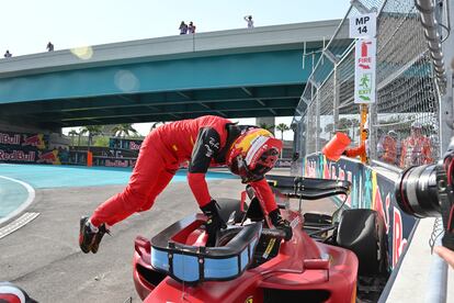 Carlos Sainz, después de sufrir un accidente en el circuito de Miami.