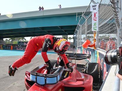 Carlos Sainz, después de sufrir un accidente en el circuito de Miami.