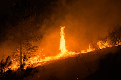 Remolino generado en una llama por la fuerza del viento durante el incendio que asola el pueblo de Bendollo