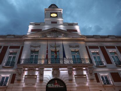 Fachada de la Real Casa de Correos encendida, a 2 de agosto de 2022, en Madrid (España), y a la que no afecta el apagado a las 22.00 por ser un Bien de Interés Cultural, según el Gobierno madrileño.