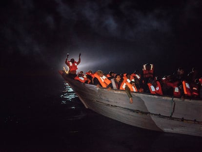 La mirada del testigo incómodo: resumen de medio siglo de acción humanitaria en 30 imágenes