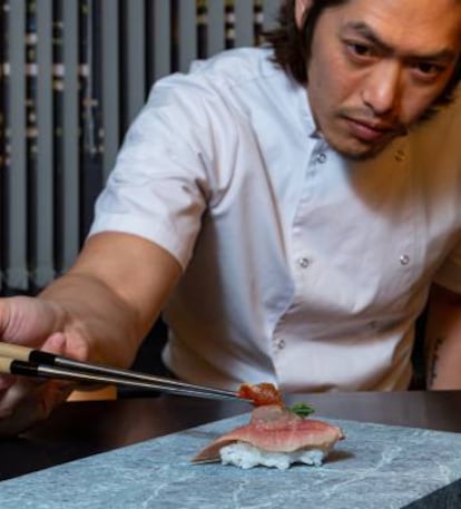 El cocinero Yong Wu prepara un ‘nigiri’ de atún, gel de AOVE y nori.