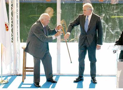 El nuevo presidente del Real Madrid, junto a Di Stéfano, presidente honorífico, el 3 de julio de 2006. Tras unas elecciones polémicas por supuestos fraudes en el voto por correo, Calderón toma posesión de su cargo un día después de la votación.