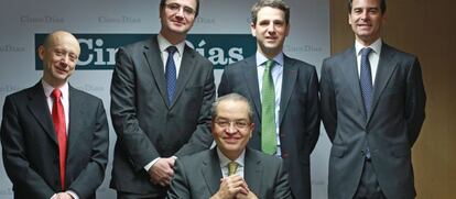 De pie, de izquierda a derecha: José Mª Pérez Rosado, del Ministerio de Fomento; Ramón Poch, de KPMG; Alberto González Lalueza, de Ferrovial; Carlos Milans del Bosch, de BBVA. Sentado, D. Fernando Carrillo Flórez, embajador de Colombia en España.