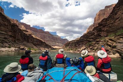 El Gran Cañón nunca decepciona. Se puede caminar, se puede sobrevolar y se puede navegar, deslizándose por las aguas del río Colorado a bordo de una barca (de remos, a pala o a motor), como hacen unas 25.000 personas cada año. Un descenso fluvial de 446 kilómetros que precisa de un permiso especial que se concede (por sorteo) en el mes de febrero.