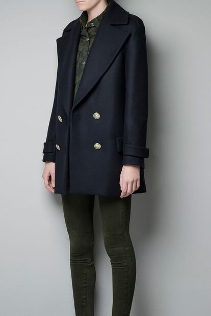 Aunque es un poco más corto, en Zara puedes encontrar la versión "barata" del abrigo de Isabel Marant. Cuesta 99,95 euros.