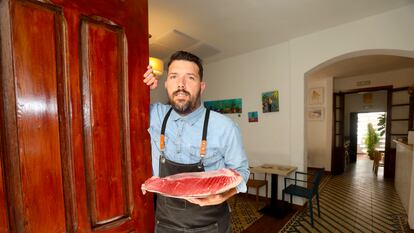 Fran burgos, propietario y chef de La Fava, muestra una ventresca de atún rojo.