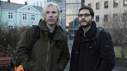 Benedict Cumberbatch, en el papel de Julian Assange junto al actor Daniel Bruhl.