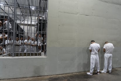Instalaciones del Centro de Confinamiento del Terrorismo (CECOT) en el municipio de Tecoluca, El Salvador. El centro penitenciario de máxima seguridad tiene capacidad para albergar 40.000 reos y fue construido durante la presidencia de Nayib Bukele.
Tecoluca, El Salvador, 6 de febrero de 2024