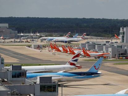 Aviones de Easyjet y TUI en el aeropuerto de Gatwick, Londres. 