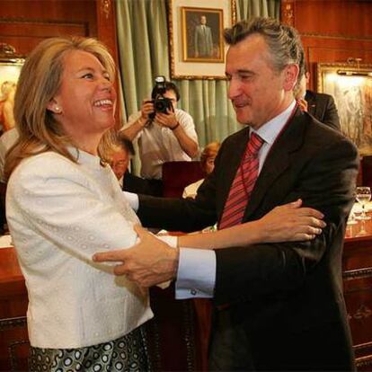 Ángeles Muñoz y Paulino Plata en la constitución de la corporación.