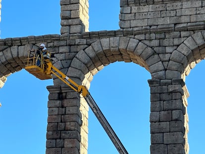 Operarios actúan en el acueducto de Segovia para eliminar el ombligo de Venus.