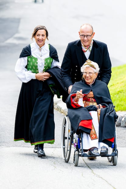 La hermana del rey Harald, Astrid de Noruega, de 92 años, tampoco se ha perdido el segundo enlace de su sobrina. Marta Luisa tiene tres hijas (Maud, de 21 años; Leah, de 19, y Emma, de 16) de su primer matrimonio con el escritor y artista noruego Ari Behn, del que estaba divorciada y que se suicidó en 2019.
