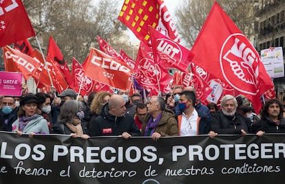 Representantes de sindicatos y organizaciones de autónomos y consumidores se manifiestan este miércoles por las calles de Madrid.