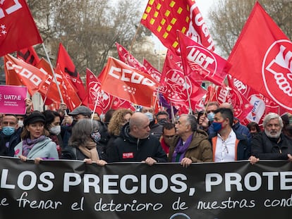 Representantes de sindicatos y organizaciones de autónomos y consumidores se manifiestan este miércoles por las calles de Madrid.