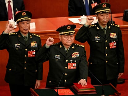 Li Shangfu (a la derecha), nuevo ministro de Defensa de China, presta juramento como miembro de la Comisión Militar Central junto a los recién designados vicepresidentes de este organismo, Zhang Youxia (en el centro), y He Weidong, este domingo en Pekín.