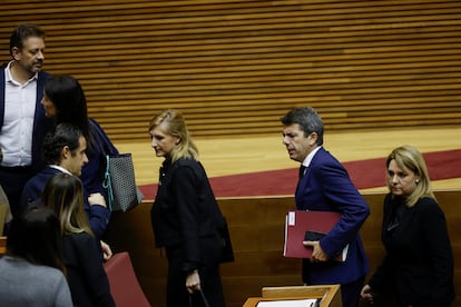 El presidente de la Generalitat Valenciana, Carlos Mazón, abandona el hemiciclo de las Corts tras el debate sobre la actuación del Gobierno regional ante las riadas del 29 de octubre.