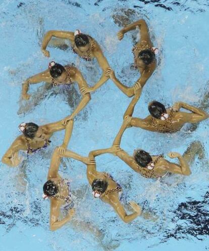 El equipo español de natación sincronizada ejecuta su rutina técnica por equipos.